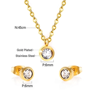 Détail de l'ensemble collier en acier doré 45cm et boucles d'oreilles cristal de 6mm