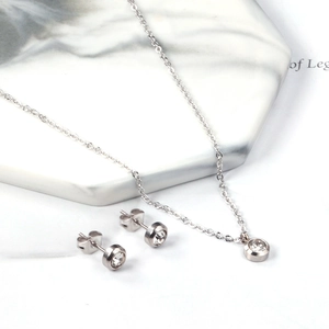 Parure de bijoux en acier inoxydable avec clous en zircon rond et collier sur marbre chic
