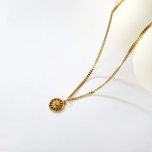 Lussuosa collana con ciondolo a sole in oro 18 carati con zircone su scena in ceramica