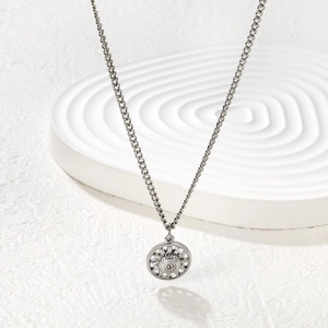 Collana argento minimalista con ciondolo a sole e zircone su supporto circolare bianco