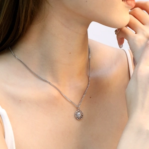 Collana in argento con pendente a sole e cristallo centrale, stile minimalista donna