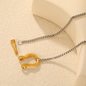 Pendentif fer à cheval en or 18 carats sur chaîne argentée avec détail de vis
