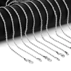 Détail de chaînes torsadées en acier inoxydable argenté avec fermoirs mousquetons robustes