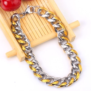 10mm zweifarbige Gold und Silber Gliederkette mit Karabinerverschluss auf Bambustablett