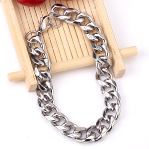 Silbernes 10mm Panzerarmband für Herren mit Karabinerverschluss auf Bambusständer