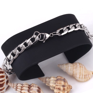 Vue macro détaillée du bracelet à chaîne gourmette argentée avec motif de grille texturé