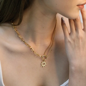 Collier double rang doré avec pendentif soleil et chaînes trombones et à boules