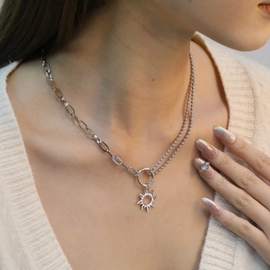 Collier soleil en acier inoxydable argenté avec double chaîne unique porté par un mannequin