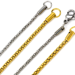 Détails macro de chaînes popcorn 2mm en finitions or et argent avec fermoirs homard
