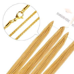 Détail du collier chaîne maïs dorée de 2mm avec fermoir mousqueton et emballage