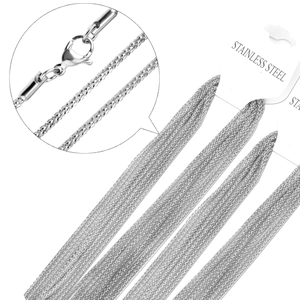 Détails macro de la chaîne en acier inoxydable de 2mm avec fermoir mousqueton
