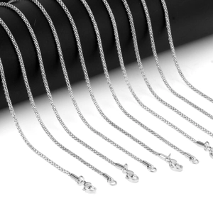 Vue détaillée de chaînes maïs 2mm en acier inoxydable argenté sur un support cylindrique