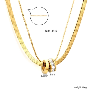 Dettaglio della collana a doppio strato dorata con misure 40+40+5cm e peso di 6,4g