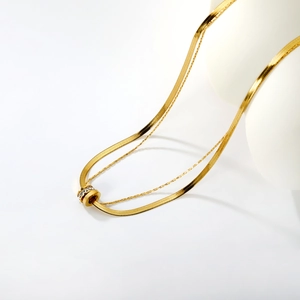 Collana doppia in acciaio dorato con catena serpente piatta e ciondolo ad anello pavé
