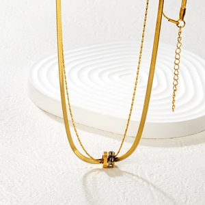 Elegante collana doppia in oro con catena piatta a serpente e pendente a cilindro