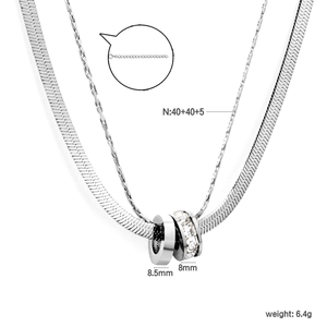 Dettaglio collana a due strati argento con catena a serpente e ciondolo in zircone