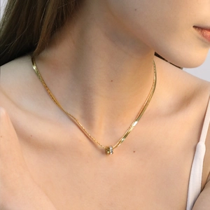 Elegante collana a doppio strato dorata con ciondolo a cilindro in strass da donna