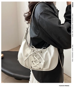Détail du sac à bandoulière blanc en croissant avec élégant laçage croisé à rubans