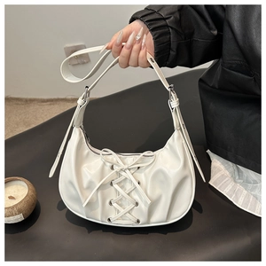 Détail du sac demi-lune blanc montrant le lacet et les plis en cuir PU souple