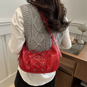 Sac à bandoulière rouge en forme de demi-lune avec nœud décoratif en similicuir brillant