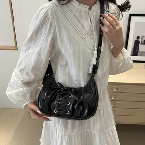 Sac bandoulière demi-lune noir élégant avec laçage style corset et bandoulière cuir