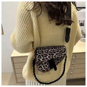 Sac selle tendance à motif léopard avec deux bandoulières dans un décor de style de vie