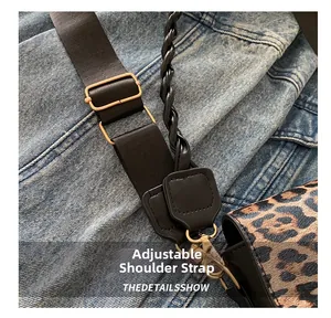 Vue détaillée du sac selle léopard avec bandoulière en nylon réglable et finitions dorées