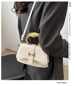 Details einer weißen Ledertasche mit eleganter goldener H-Schnalle und Metallgriff