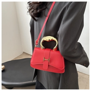 Detail der roten Box-Tasche mit goldenem Metallgriff und markantem H-Verschluss