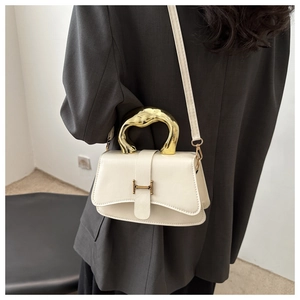 Detailansicht der cremeweißen Handtasche mit goldenem Wellengriff und H-Metallschnalle