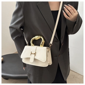 Detail der cremeweißen Lederhandtasche mit Goldgriff und H-förmiger Schnalle