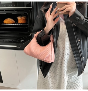 Détail de la texture plissée rose et de la finition sur ce sac à bandoulière hobo en PU