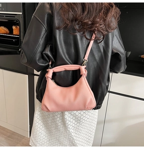 Sac bandoulière plissé rose avec poignée nouée et design élégant en demi-cercle
