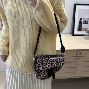 Sac selle tendance à imprimé léopard avec bandoulière tissée et anneau en métal