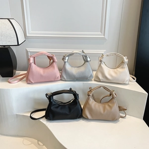 Sacs à main plissés tendance en rose, argent, blanc, noir et kaki avec des poignées supérieures