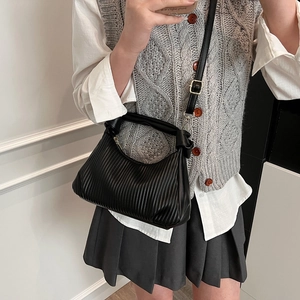 Sac à bandoulière noir plissé tendance avec poignée et texture en cuir élégante