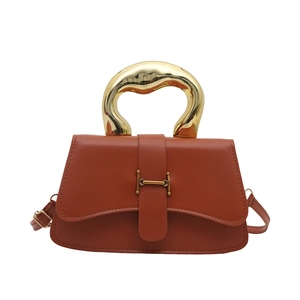 Braune Lederhandtasche mit goldenem Metallgriff und H-Schnalle im minimalistischen Design
