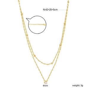 Dettaglio della collana a doppio strato in acciaio dorato con perline e pendente 4mm