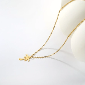 Élégant collier en acier inoxydable doré avec pendentif palmier minimaliste sur blanc