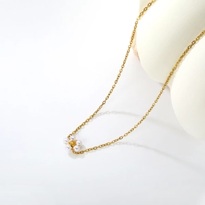 Collier minimaliste en or 18k pour femme avec un pendentif délicat en fleur de perles