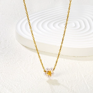 Élégant collier doré en acier inoxydable avec pendentif fleur en perles sur socle