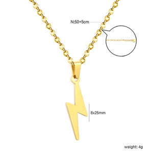 Détail du collier éclair plaqué or 18k avec dimensions de la chaîne et poinçon du métal