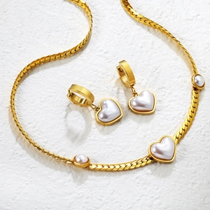 Golden stainless steel jewelry set with heart pearls and snake chain necklace