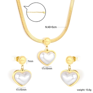 Detail view of 18k gold heart pearl jewelry set with size dimensions and weight info
