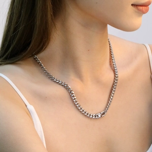 Collier maille gourmette argentée porté par un mannequin montrant les maillons polis