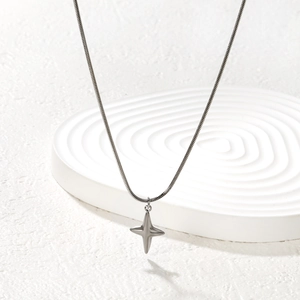 Collier en acier inoxydable poli avec pendentif étoile à quatre branches sur chaîne serpent