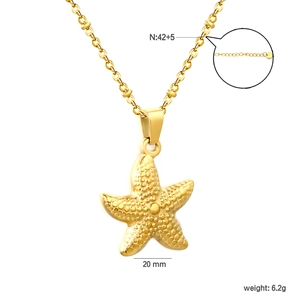 Macro du pendentif étoile de mer plaqué or 18K avec chaîne à billes et rallonge réglable