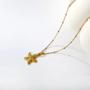 Collier minimaliste avec pendentif étoile de mer dorée et chaîne perlée texturée