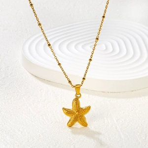 Collier avec pendentif étoile de mer dorée à texture fine sur une chaîne à perles raffinée