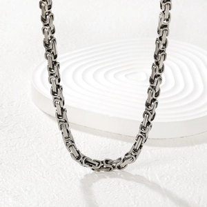 Collana a catena cubana in acciaio inossidabile argento con chiusura OT su base bianca